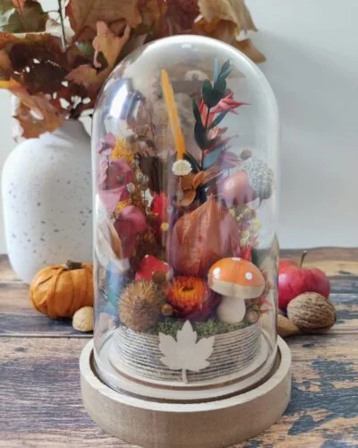 Cloche fleurie aux couleurs de l'automne, cette jolie cloche de fleurs séchées saura apporter une touche de décoration raffinée à votre intérieur.