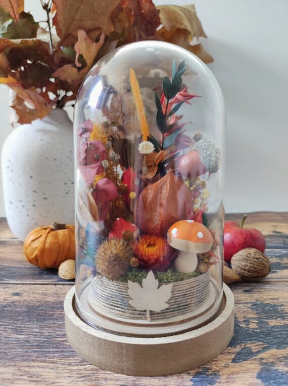 Cloche fleurie aux couleurs de l'automne, cette jolie cloche de fleurs séchées saura apporter une touche de décoration raffinée à votre intérieur.
