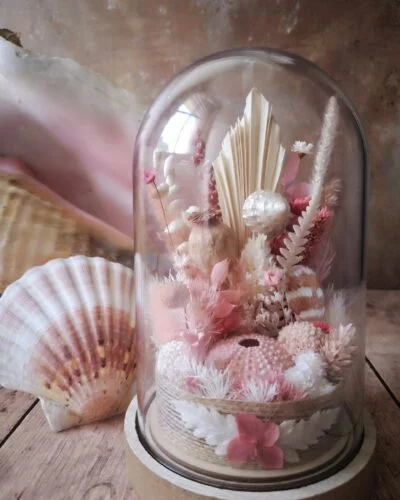 Cloche Fleurs des sables, cloche de fleurs séchées dans les tons beige et rose avec des coquillages