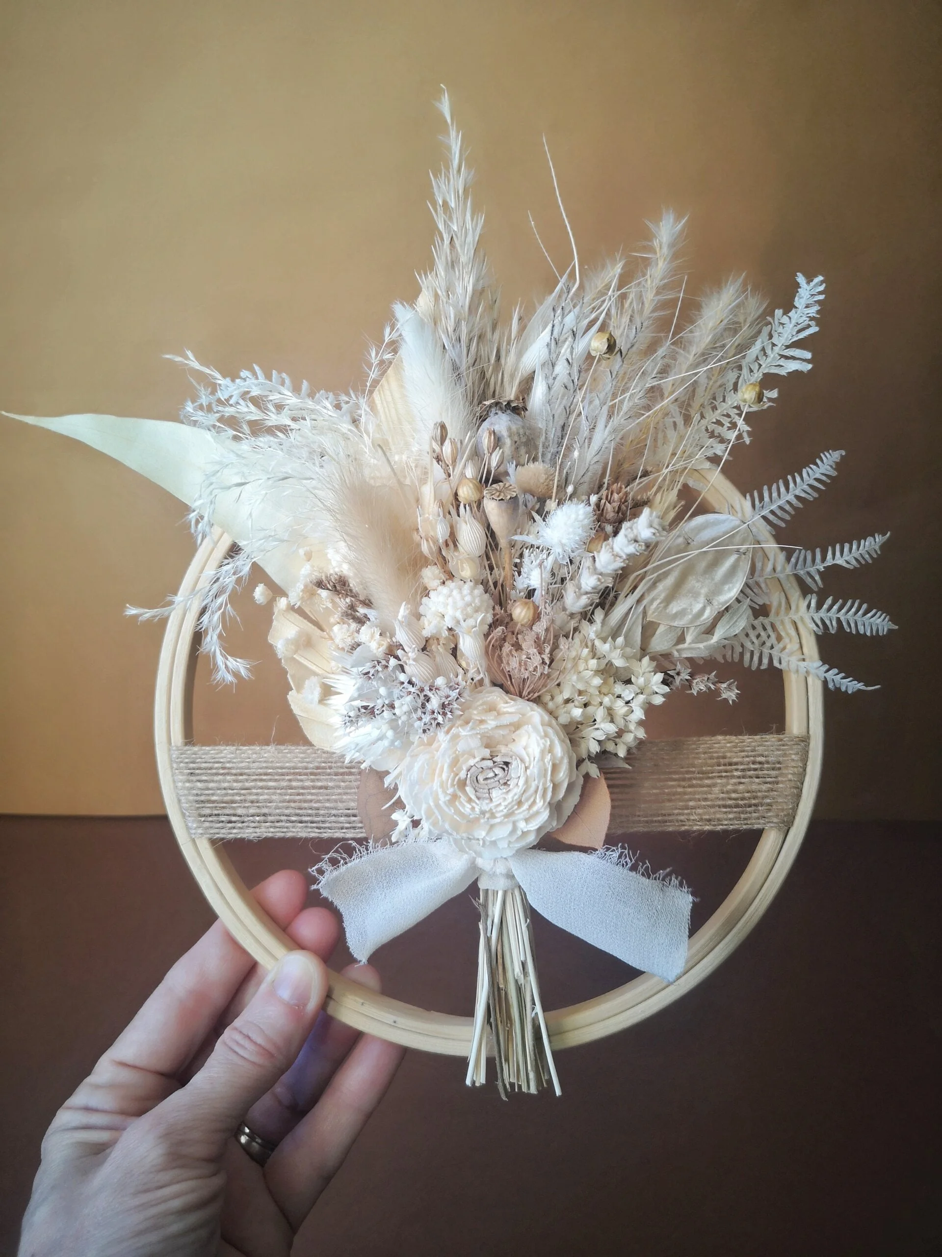 Tambour en bambou orné de fleurs séchées et stabilisées