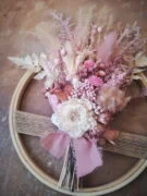 Tambour à broder en bambou orné de fleurs séchées et stabilisées