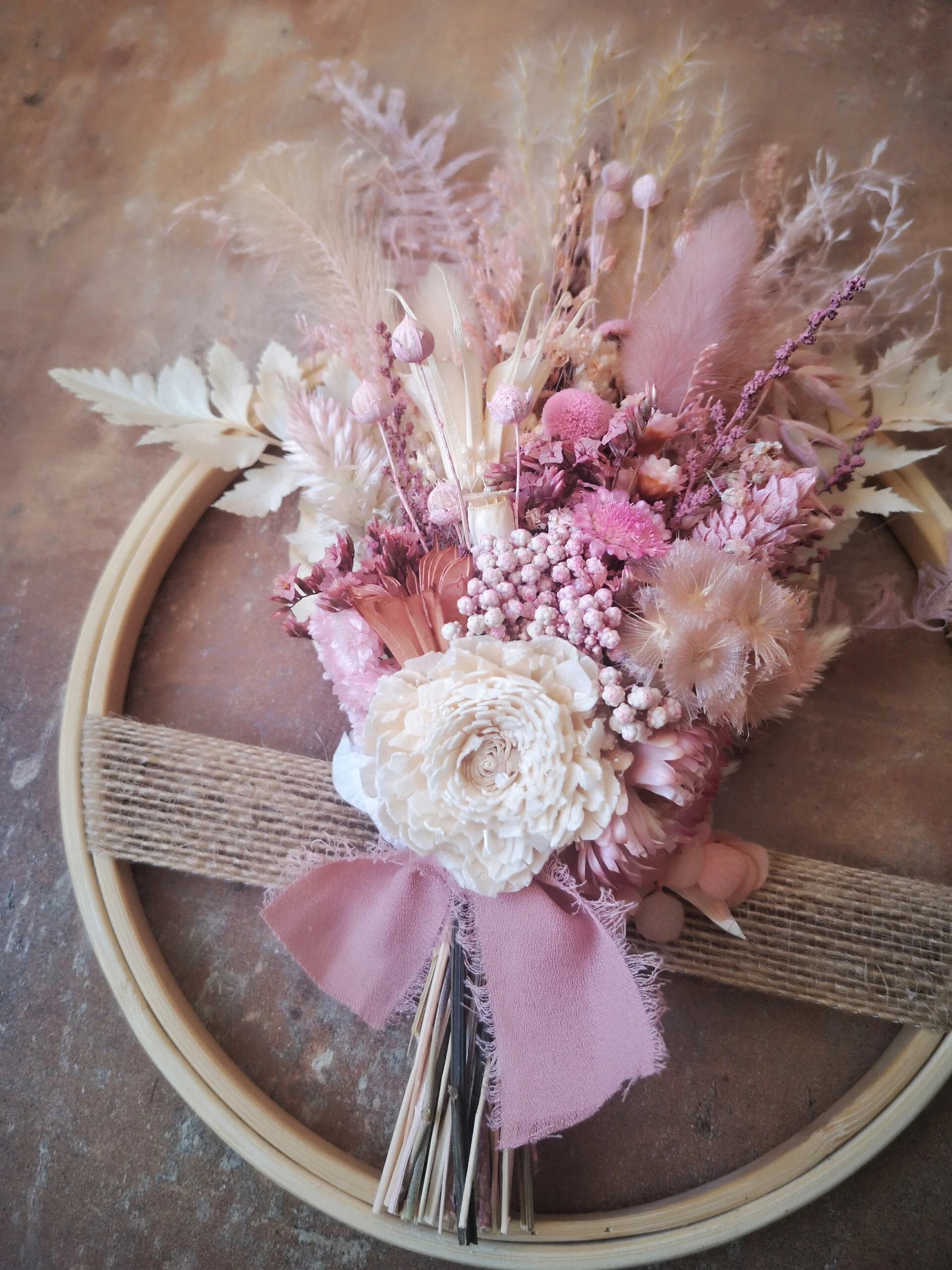 Tambour à broder en bambou orné de fleurs séchées et stabilisées