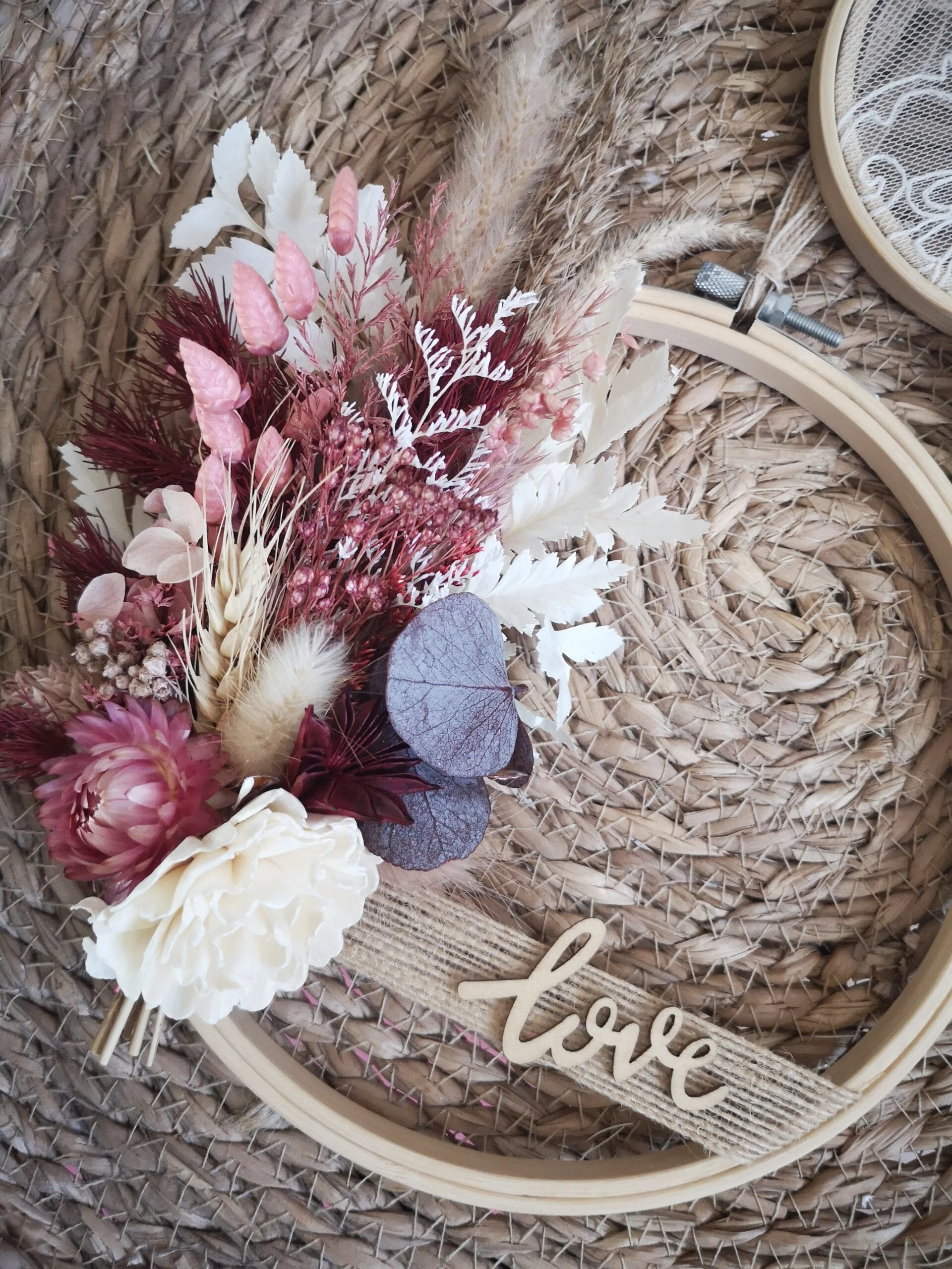 Tambour orné de fleurs séchées, tambour fleuri avec inscription Love