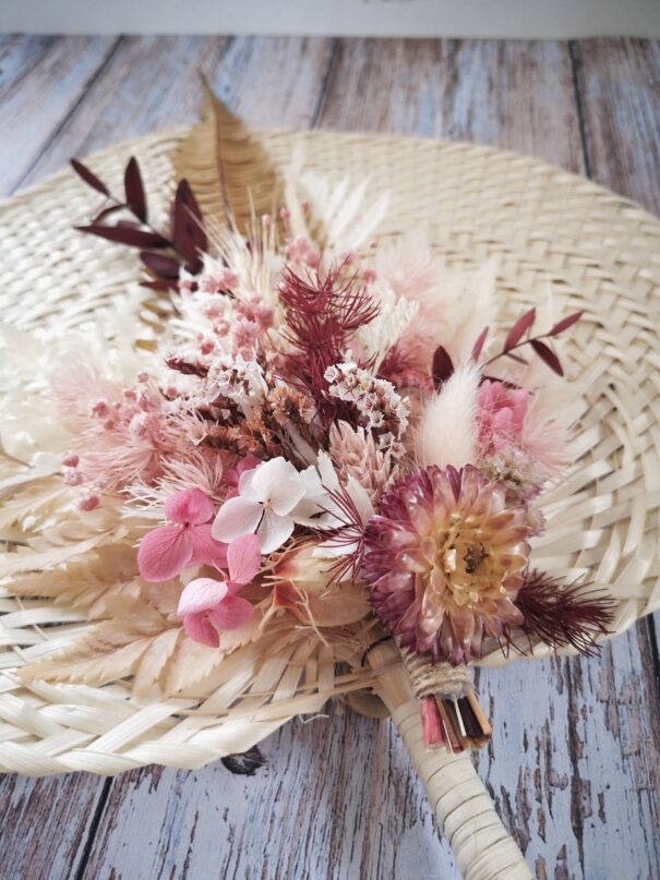 Eventail en bambou orné de fleurs séchées - Pax – Image 3