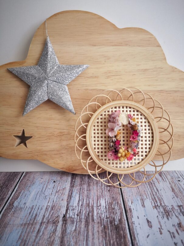 Petite lettre en fleurs séchées, support bambou, tissage cannage - Allegria – Image 2