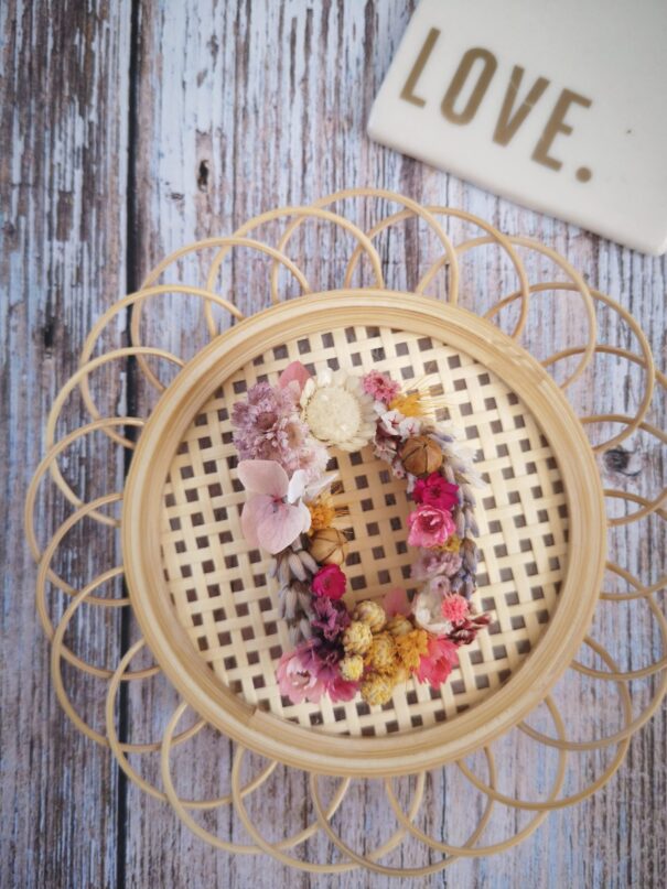 Petite lettre en fleurs séchées, support bambou, tissage cannage - Allegria – Image 4