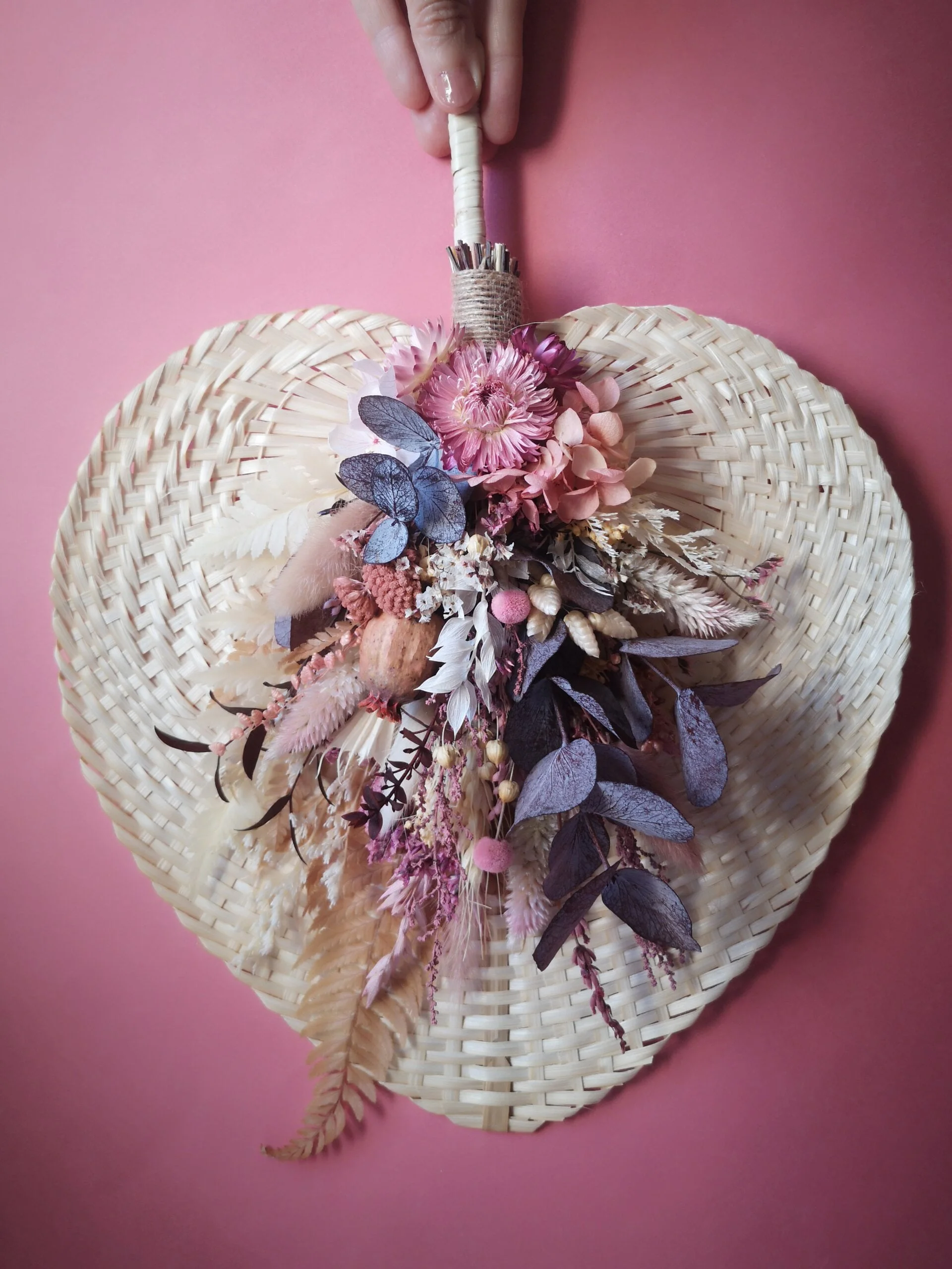Eventail en bambou orné de fleurs séchées - Pax – Image 11