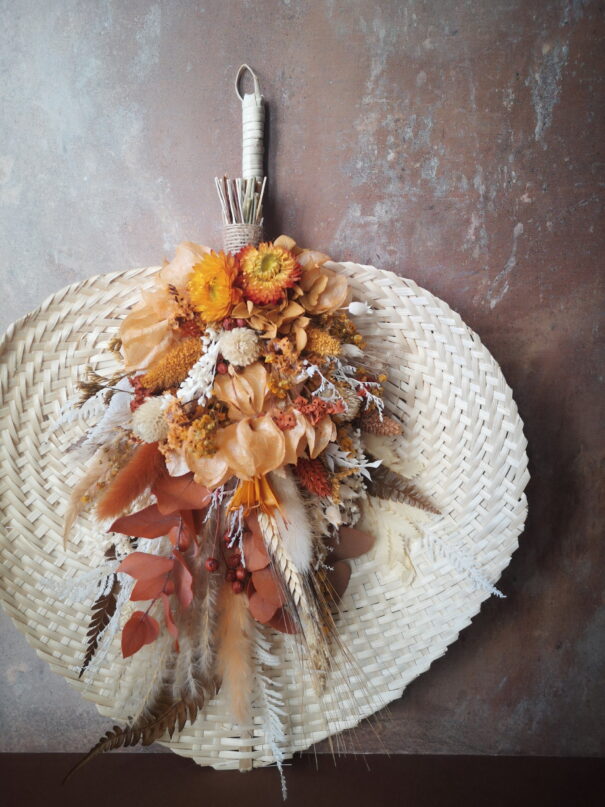 Eventail en bambou orné de fleurs séchées - Pax – Image 14