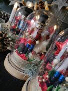 Cloche de fleurs séchées de Noël avec Casse-Noisette pailleté dans les tons rouge, bleu et noir