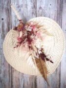 Eventail en bambou orné de fleurs séchées. Coloris rose et beige. Décoration fleurie à poser ou suspendre