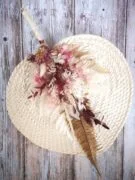 Eventail en bambou orné de fleurs séchées. Coloris rose et beige. Décoration fleurie à poser ou suspendre