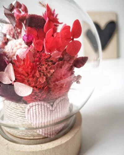 Cloche de fleurs séchées ronde, tons rouges pour célébrer l'amour et la Saint-Valentin