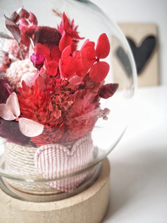 Cloche de fleurs séchées ronde, tons rouges pour célébrer l'amour et la Saint-Valentin