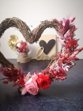 Coeur orné de fleurs séchées rouge et rose. Un cœur, des roses, des teintes symboles de passion et tendresse, aucun doute, Rosalba est le cadeau idéal pour célébrer l’amour!