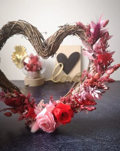 Coeur orné de fleurs séchées rouge et rose. Un cœur, des roses, des teintes symboles de passion et tendresse, aucun doute, Rosalba est le cadeau idéal pour célébrer l’amour!