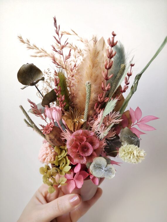 Le petit bouquet de fleurs séchées à poser “Eurëka” est idéal pour fleurir les petits espaces de votre intérieur ou de votre espace de travail. Fleurs séchées dans un petit vase à poser.