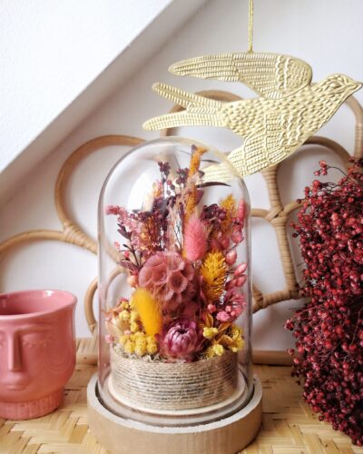 Cloche de fleurs séchées et stabilisées dans les teintes rose, berry, jaune, moutarde