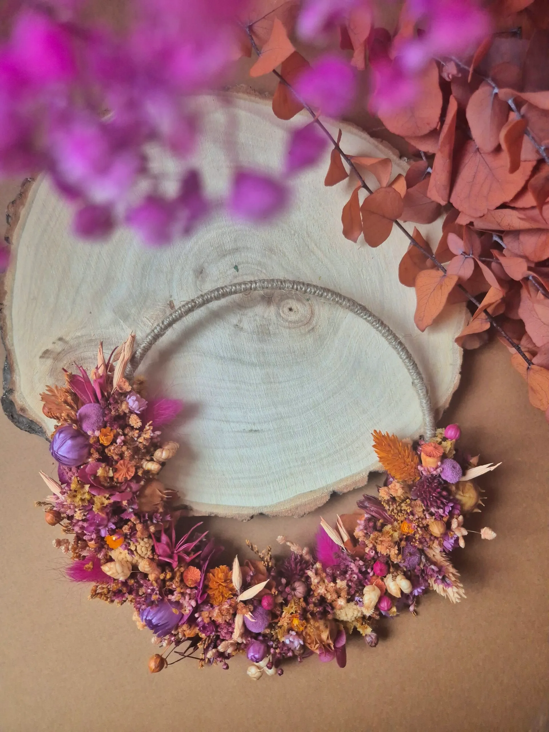 Petite couronne de fleurs séchées et stabilisées dans les tons orange, violet et fuchsia - "Dunes" – Image 2