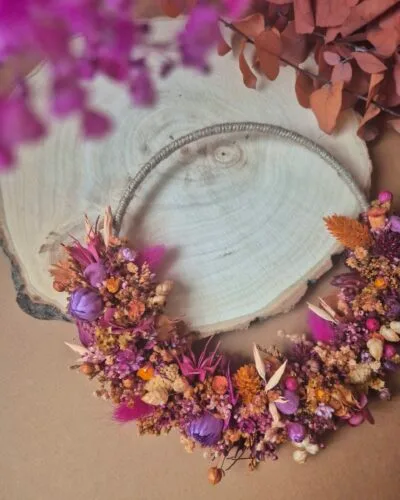 Petite couronne de fleurs séchées et stabilisées dans les tons orange, violet et fuchsia - "Dunes"