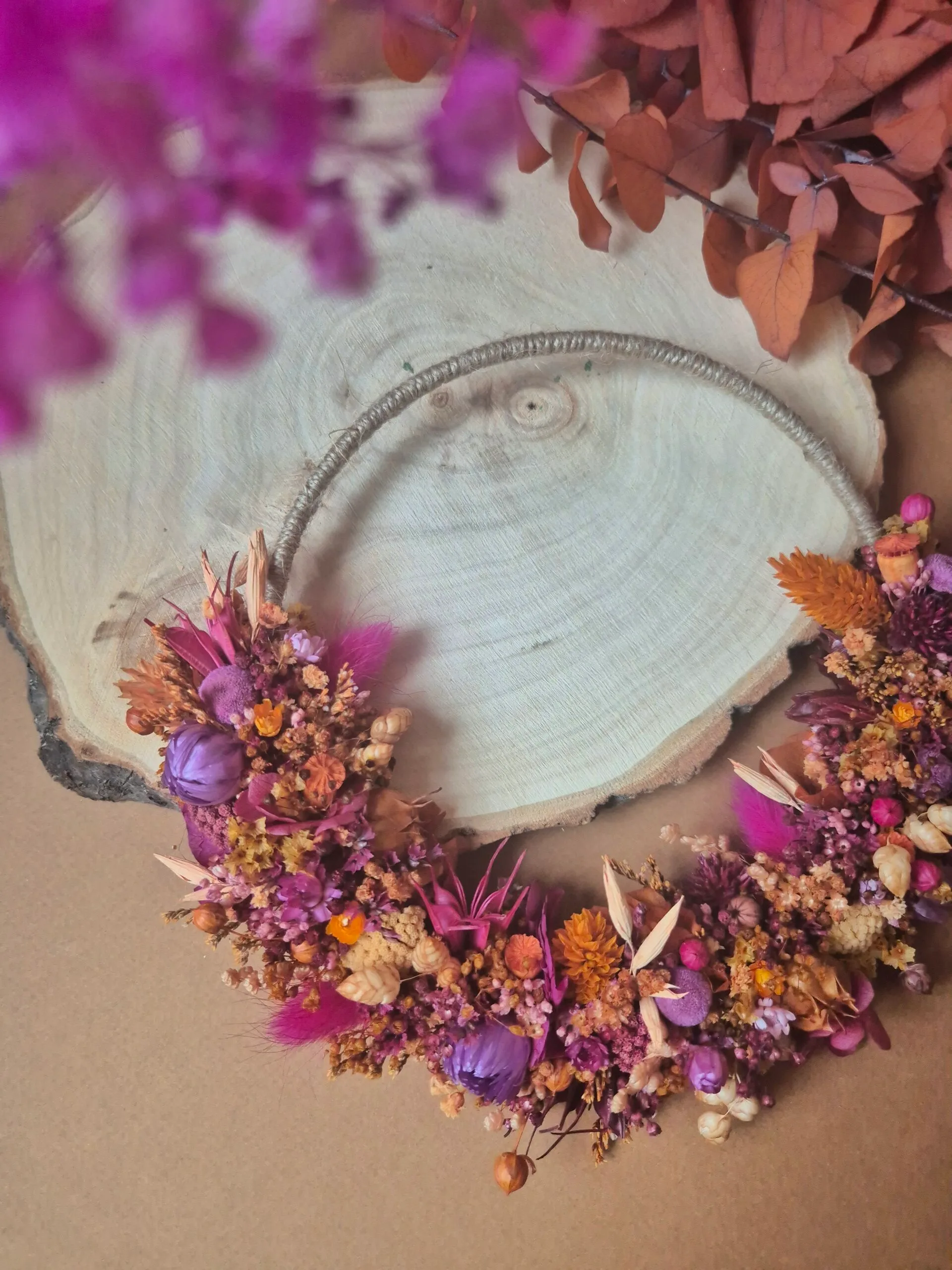 Petite couronne de fleurs séchées et stabilisées dans les tons orange, violet et fuchsia - "Dunes"