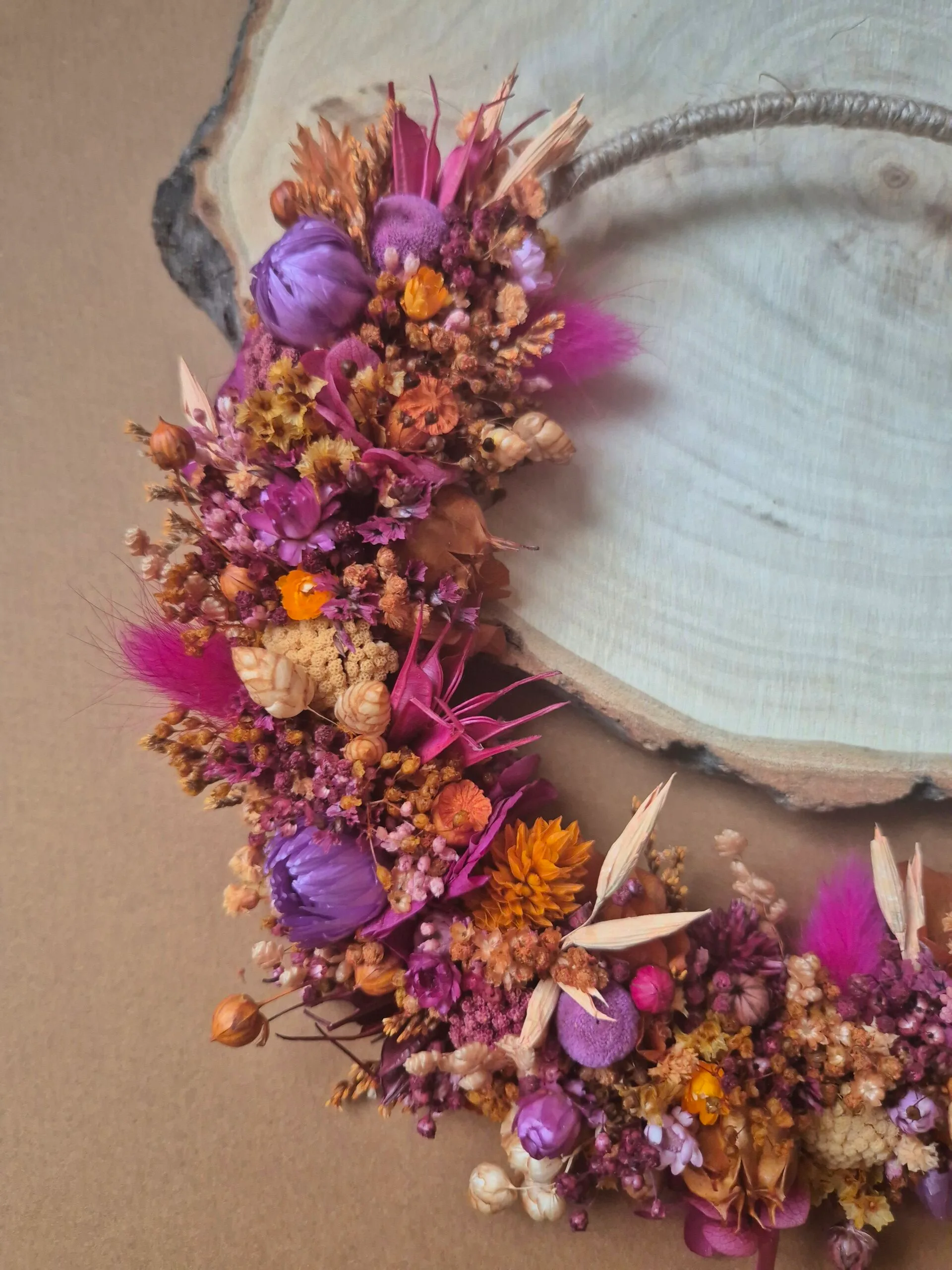 Petite couronne de fleurs séchées et stabilisées dans les tons orange, violet et fuchsia - "Dunes" – Image 3