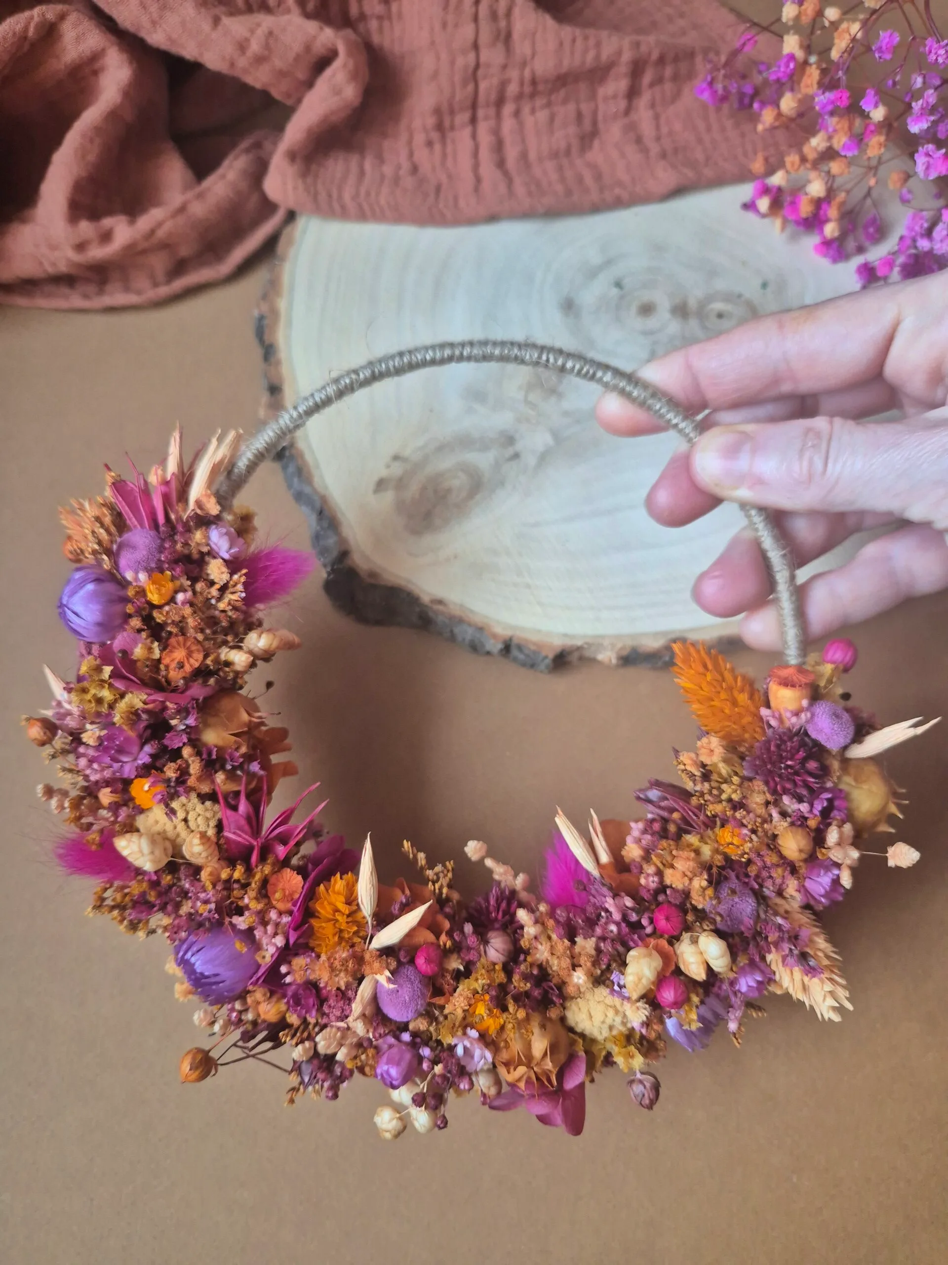 Petite couronne de fleurs séchées et stabilisées dans les tons orange, violet et fuchsia - "Dunes" – Image 4