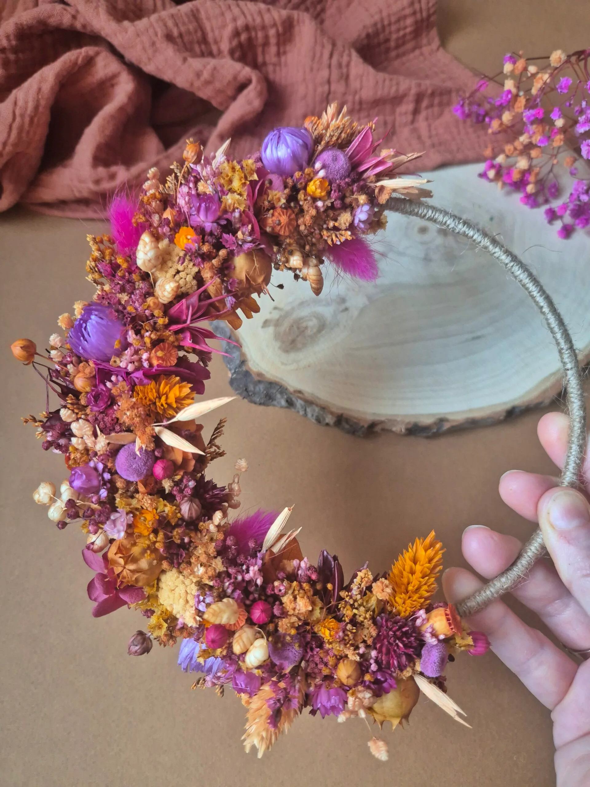 Petite couronne de fleurs séchées et stabilisées dans les tons orange, violet et fuchsia - "Dunes" – Image 5