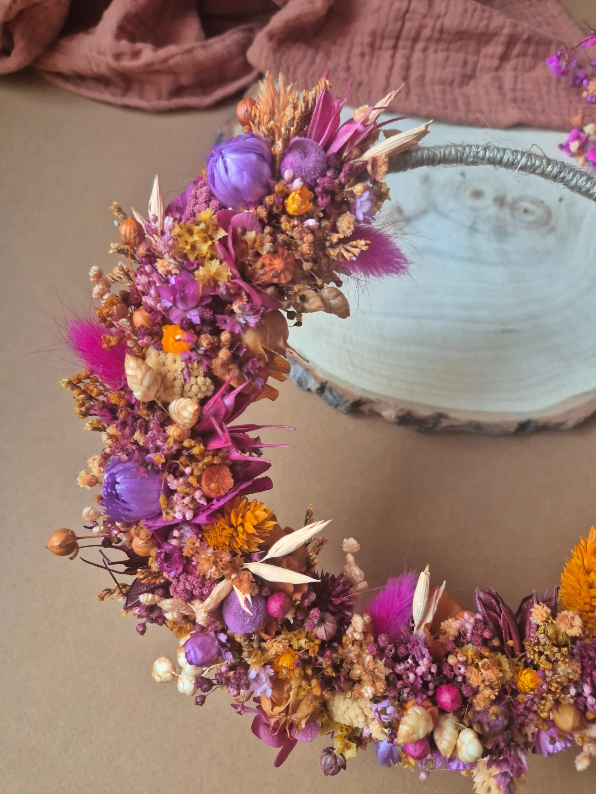 Petite couronne de fleurs séchées et stabilisées dans les tons orange, violet et fuchsia - "Dunes" – Image 6
