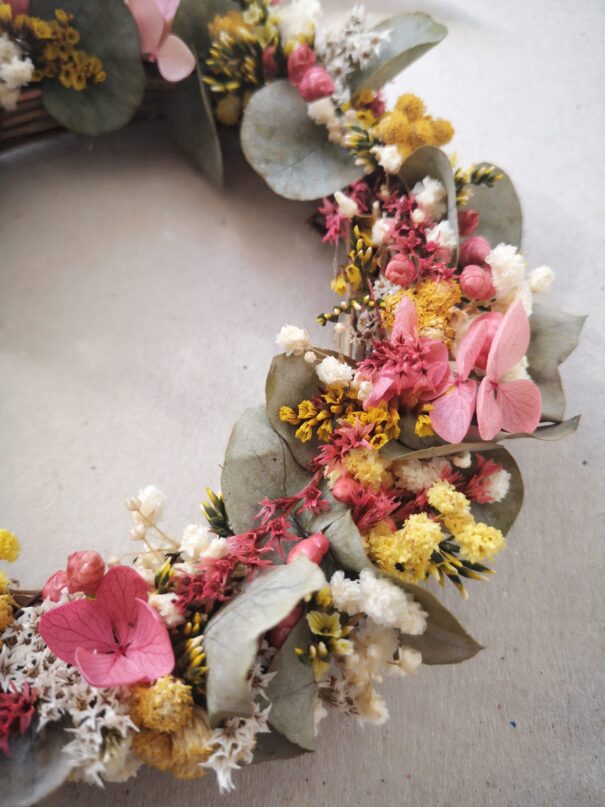 Petite couronne en sarments ornée de fleurs séchées - Bohème – Image 4