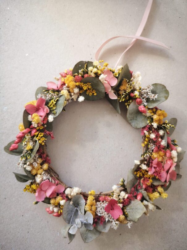 Petite couronne en sarments ornée de fleurs séchées - Bohème – Image 2