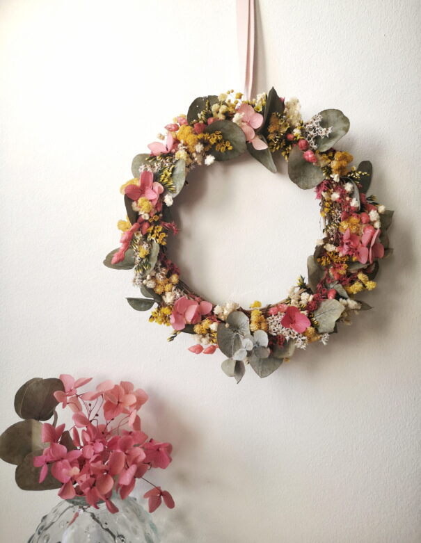 Petite couronne en sarments ornée de fleurs séchées - Bohème – Image 6