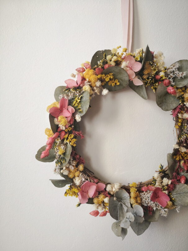 Petite couronne en sarments ornée de fleurs séchées - Bohème – Image 12