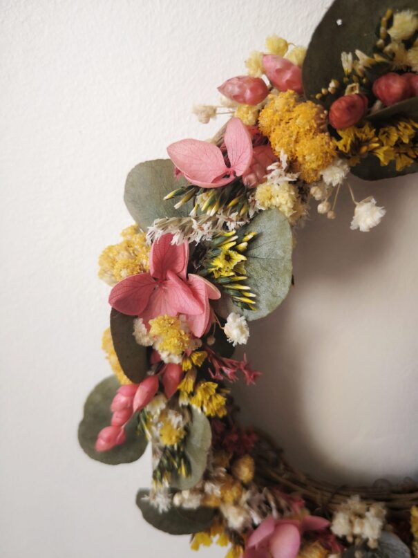 Petite couronne en sarments ornée de fleurs séchées - Bohème – Image 15