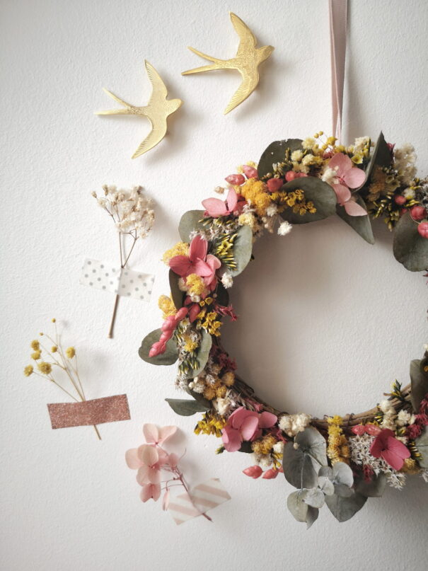 Petite couronne en sarments ornée de fleurs séchées - Bohème – Image 16