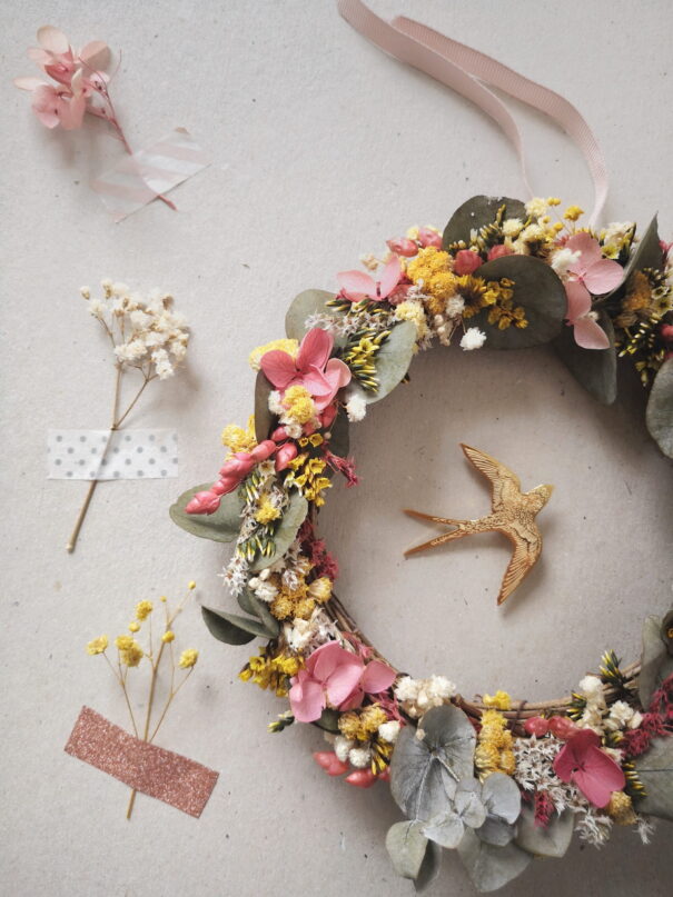 Petite couronne en sarments ornée de fleurs séchées - Bohème – Image 3