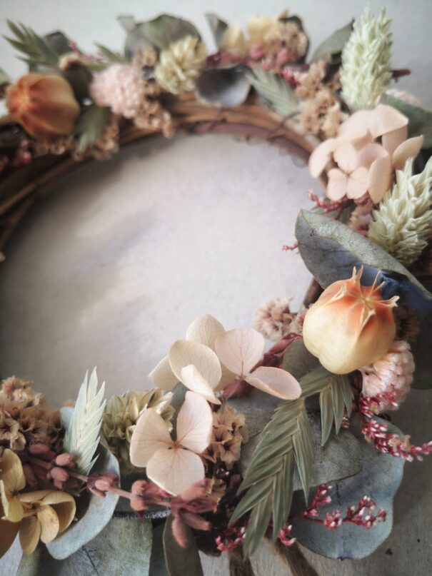 Petite couronne en sarments ornée de fleurs séchées - Bohème – Image 9
