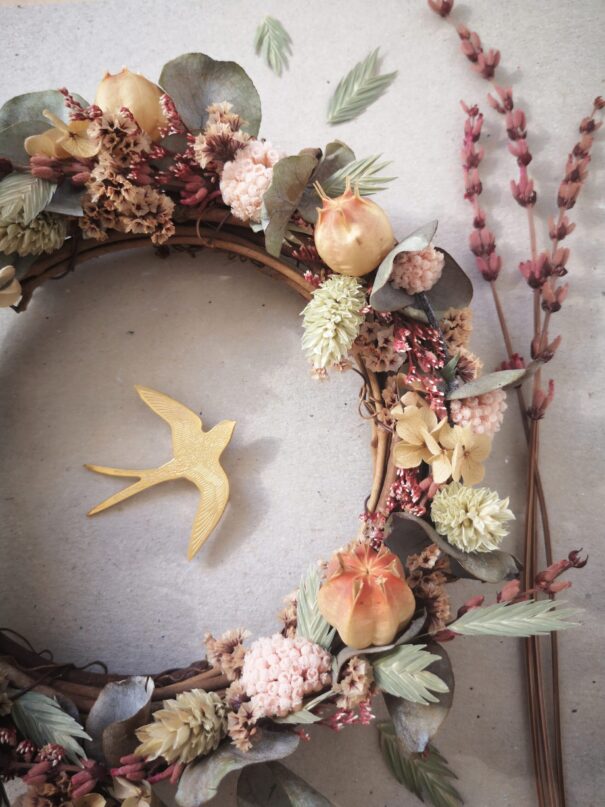 Petite couronne en sarments ornée de fleurs séchées - Bohème – Image 10