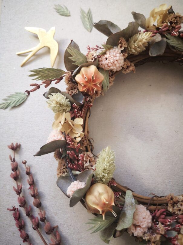 Petite couronne en sarments ornée de fleurs séchées - Bohème – Image 19