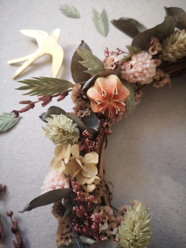 Petite couronne en sarments ornée de fleurs séchées - Bohème – Image 20