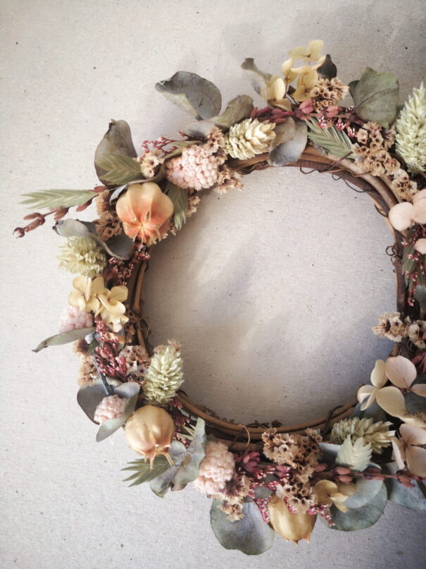 Petite couronne en sarments ornée de fleurs séchées - Bohème – Image 21