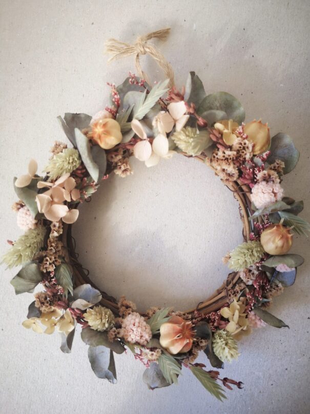 Petite couronne en sarments ornée de fleurs séchées - Bohème – Image 7