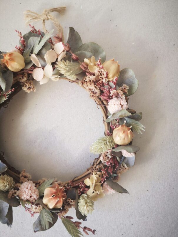 Petite couronne en sarments ornée de fleurs séchées - Bohème – Image 23