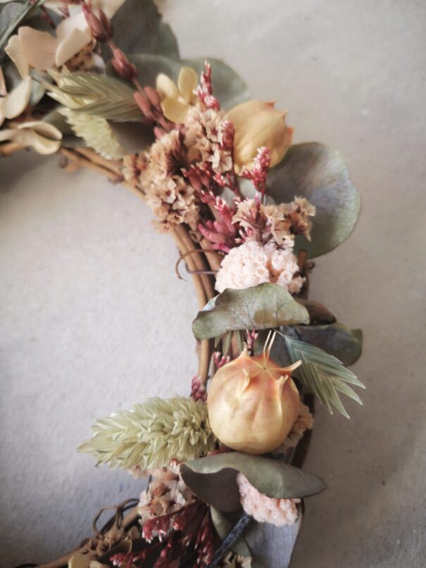 Petite couronne en sarments ornée de fleurs séchées - Bohème – Image 11