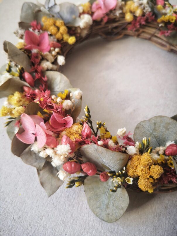 Petite couronne en sarments ornée de fleurs séchées - Bohème – Image 17