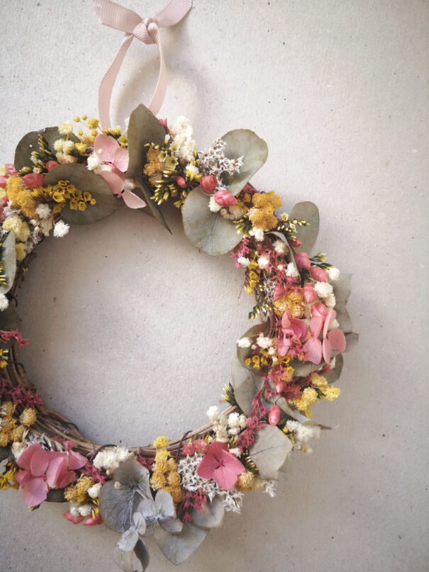 Petite couronne en sarments ornée de fleurs séchées - Bohème – Image 14