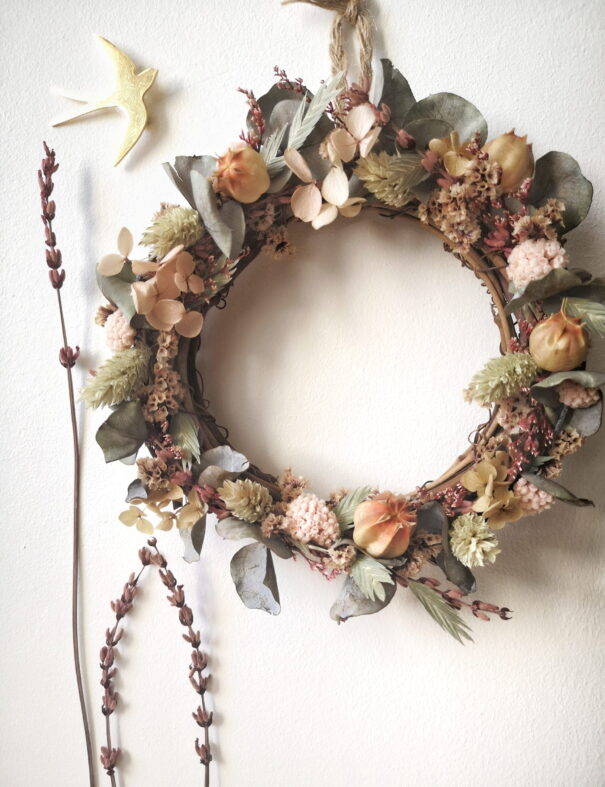 Petite couronne en sarments ornée de fleurs séchées - Bohème – Image 24