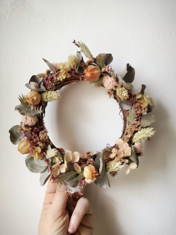 Petite couronne en sarments ornée de fleurs séchées - Bohème – Image 22