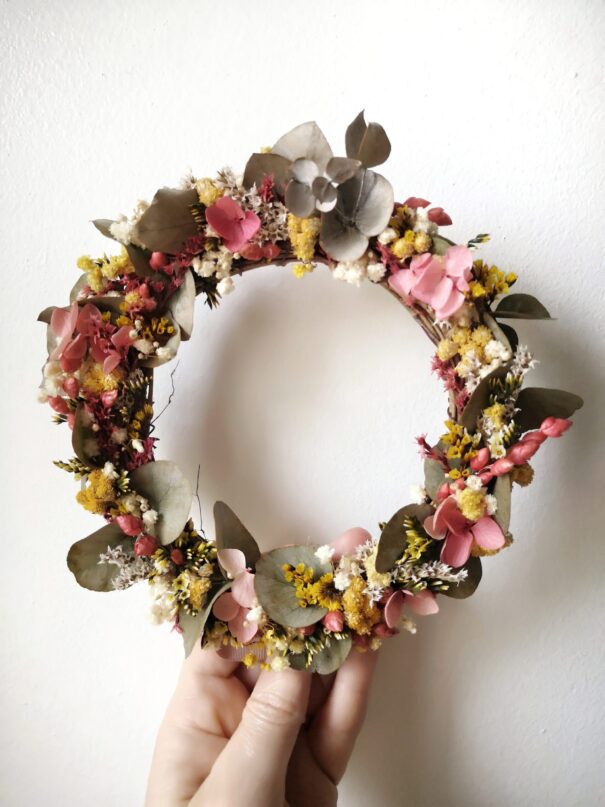 Petite couronne en sarments ornée de fleurs séchées - Bohème – Image 13