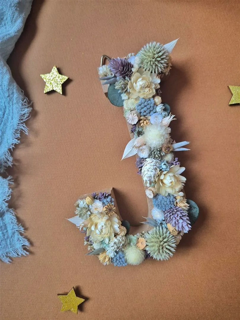 Lettre "J" ornée de fleurs séchées dans les tons blanc, bleu, vert – Image 2