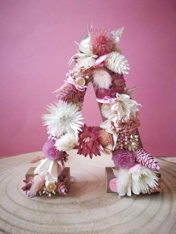 Lettre “A” ornée de fleurs séchées dans les tons rose et blanc – Image 2